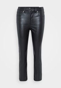 Calças de couro pretas com um corte justo, apresentando bolsos frontais, fecho com botão e um leve brilho. As pernas são de corte reto com detalhes cosidos.