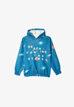 Sudadera azul con estampado galáctico, que presenta planetas y estrellas, y el texto "ALCANZA LAS ESTRELLAS" en blanco. Interior suave con forro de felpa.