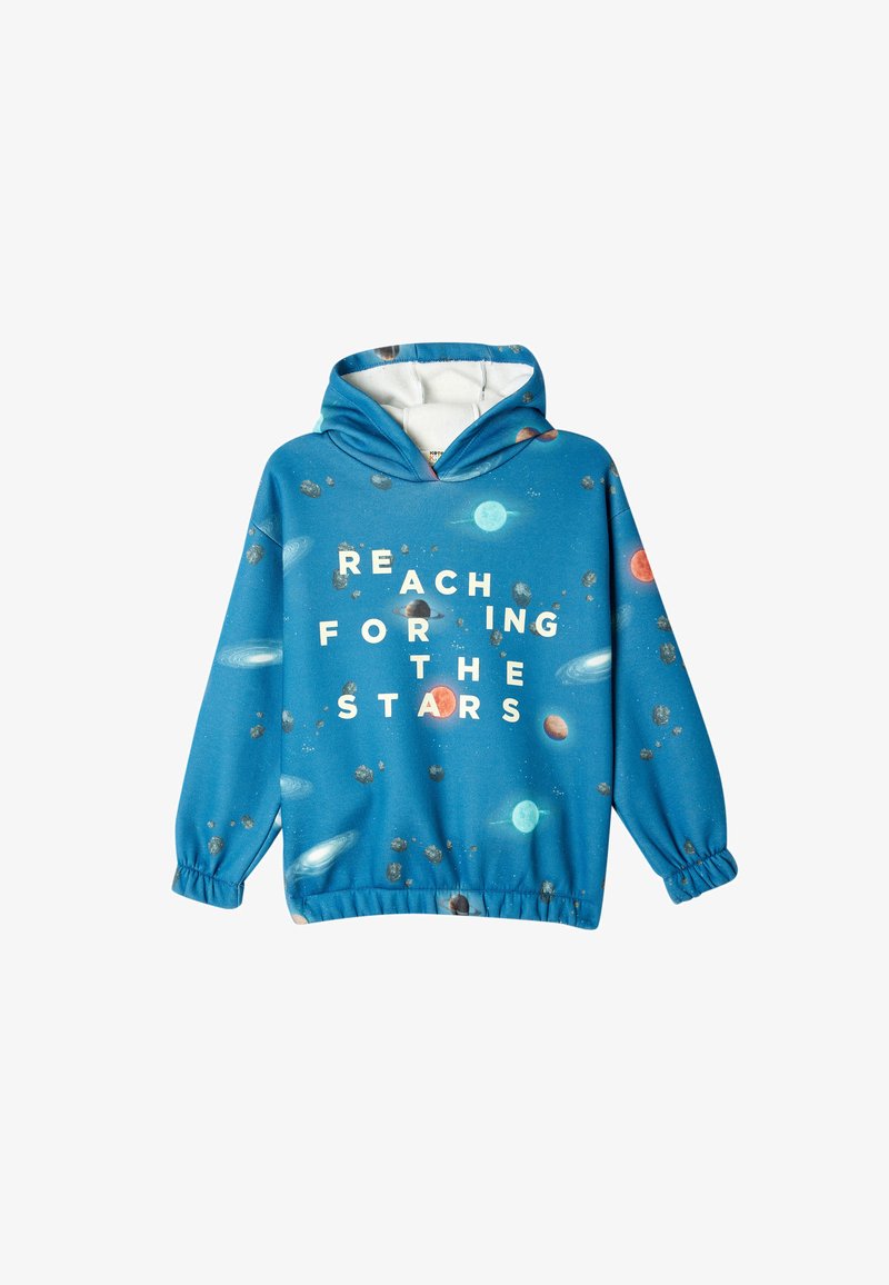 Felpa blu con stampa galattica, che presenta pianeti e stelle, e il testo "RAGGIUNGI LE STELLE" in bianco. Interno morbido foderato in fleece.