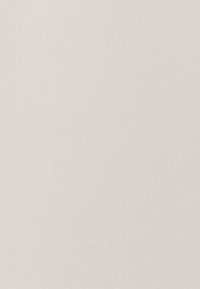 Helles graues Gewebe mit einer glatten, matten Textur, das eine einheitliche Farbe aufweist und keine sichtbaren Muster oder Akzente hat.