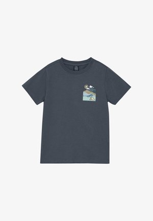 Maglietta in cotone grigio scuro con grafica sulla tasca del petto raffigurante montagne, un sole e nuvole in colori tenui. Maniche corte e scollo rotondo.