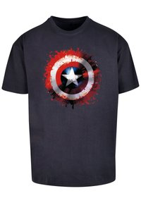 Fekete pamut póló, amelyen Captain America pajzsának nagy grafikája található vörös, fehér és kék fröccsenésekkel. Rövid ujjú, kerek nyakkivágású.