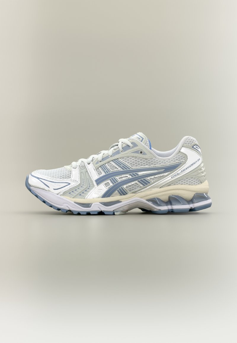 Chaussure de course blanche et bleu clair avec tige en mesh, bandes latérales à motifs et semelle amortie, vue de profil latéral.