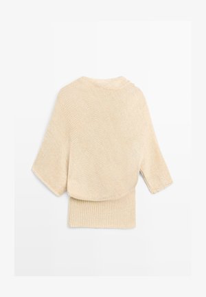 Beige strikket sweater med brede ærmer og ribstrikket talje, vist fladt på en hvid baggrund.