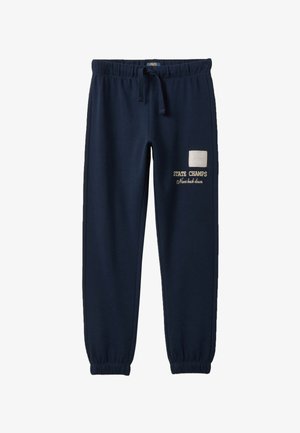 Pantalones jogger azul marino con cintura y puños elásticos, cordón ajustable y estampado con el texto "State Champs Never Back Down" en el muslo derecho.