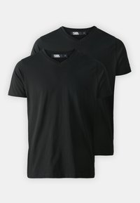 Dwie czarne t-shirty w serek wykonane z miękkiej bawełny. Posiadają krótkie rękawy i prosty design bez widocznych wzorów lub akcentów.