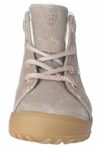 Světle šedé semišové kotníkové boty s růžovo-zlatými očky, kulatými tkaničkami a měkkou podšívkou. Gumová podrážka s texturovaným gripem.