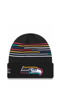 Schwarze Strickmütze mit mehrfarbigen horizontalen Streifen. Verfügt über ein besticktes Seahawks-Logo am Saum und ein Etikett mit der Aufschrift "KREBS BEKÄMPFEN".