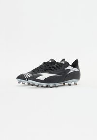Chaussures de football noires avec une tige en cuir lisse, des accents argentés et une semelle extérieure à multiples crampons pour une meilleure traction. Design à lacets avec un col rembourré.