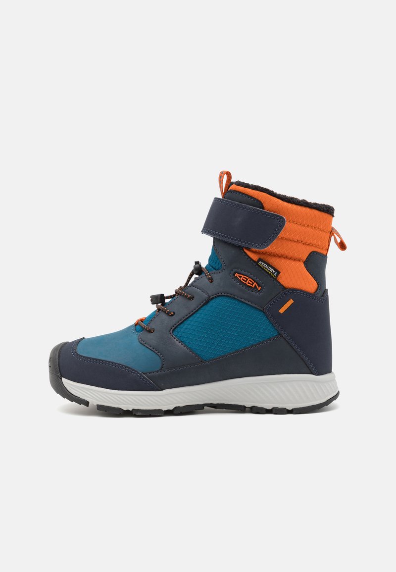 Wasserabweisender blauer und navyfarbener Wanderschuh mit orangefarbenen Akzenten. Strukturiertes synthetisches Obermaterial, gepolsterter Kragen, Klettverschlussriemen und weiße Sohle.