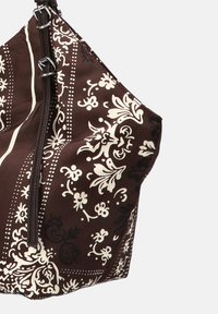 Bolso de mano marrón con un patrón que presenta diseños florales y de paisley, con una textura suave y acentuado por hardware plateado en las asas.