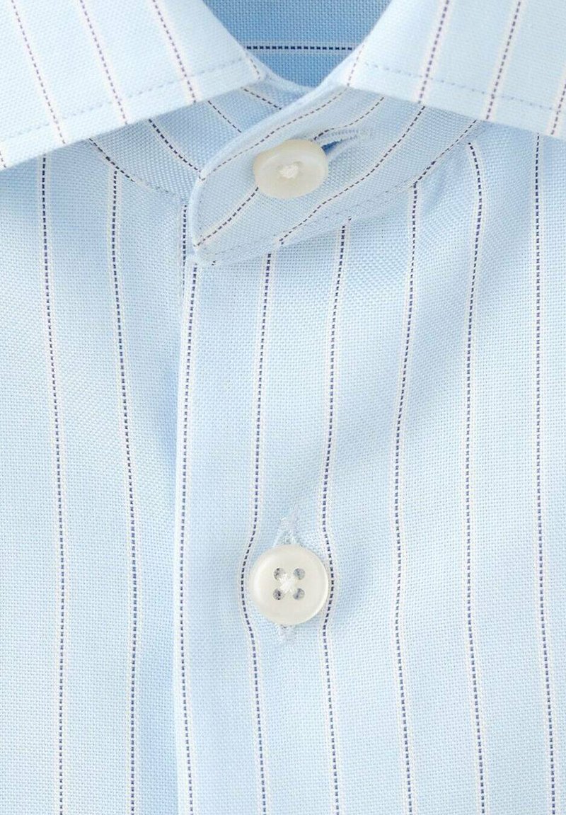 Helles blaugraues gestreiftes Hemdengewebe mit Knopfverschluss. Verfügt über vertikale Streifen in Weiß und Dunkelblau, glatte Textur und klassisches Kragendesign.