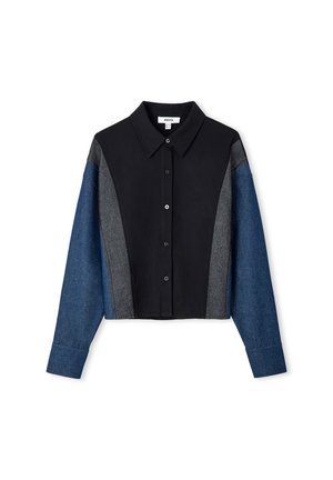 Camicia con bottoni con pannello frontale nero, dettagli laterali grigi e maniche lunghe in denim blu, con colletto appuntito.