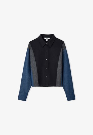 Camicia con bottoni con pannello frontale nero, dettagli laterali grigi e maniche lunghe in denim blu, con colletto appuntito.