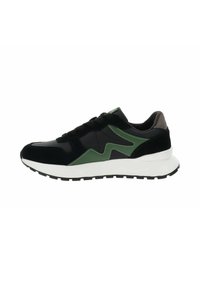 Zapatillas negras y verdes con acabado de ante y suave, texturas contrastantes, diseño de cordones y suela blanca con relieve para mayor tracción.