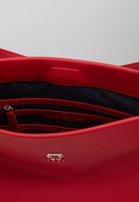 Tommy Hilfiger MODERN SATCHEL - Handtasche - red