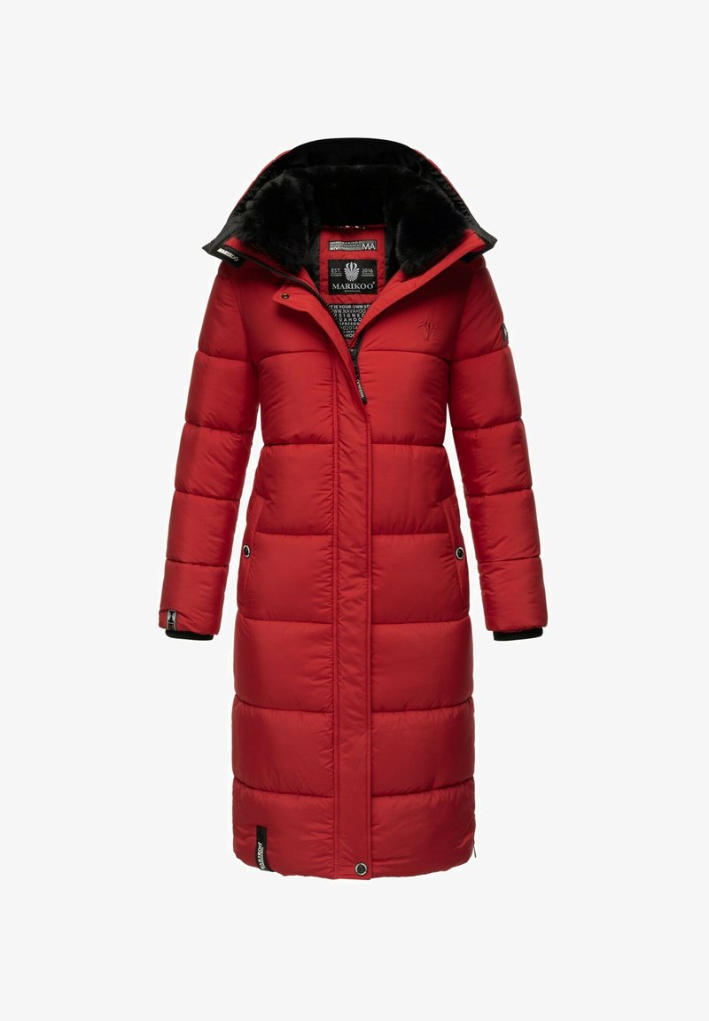 Piros hosszú puffert kabát magas gallérral, cipzáras elejével és oldalsó zsebekkel. Tülles mintázattal rendelkezik, és puha fekete szőrme bélelése van.