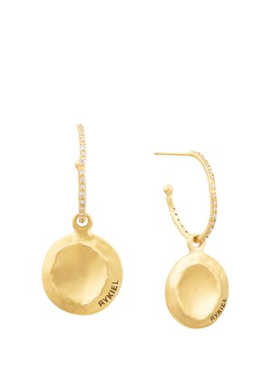 Boucles d'oreilles créoles en or avec pendentifs ronds martelés, ornées de petites pierres transparentes sur les créoles, les pendentifs gravés de "RYKIEL".