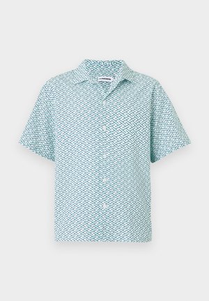 Camisa de manga corta con botones y patrón geométrico de zigzag en azul claro y azul oscuro sobre fondo blanco.