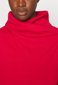 Athleta COZY KARMA TWIST NECK - Melegítőfelső - clover berry
