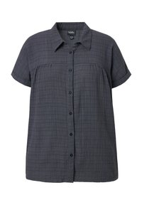 Camisa de botones de manga corta en gris oscuro, con una tela texturizada, cuello con solapa, costura en el yugo frontal y botones negros en el centro.