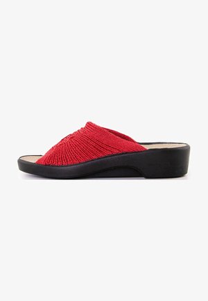 Chancla deslizante de punto rojo con un superior texturizado y tacón de goma negro. Presenta un diseño amplio y abierto, así como una plantilla contorneada para mayor comodidad.
