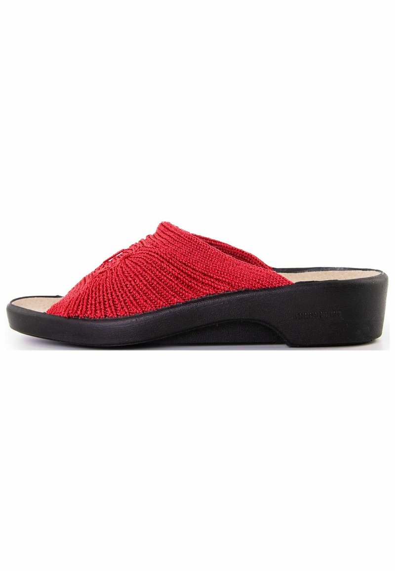 Sandale à glissière tricotée rouge avec un dessus texturé et un talon en caoutchouc noir. Caractérisée par un design large et ouvert et un semelle intérieure moulée pour le confort.