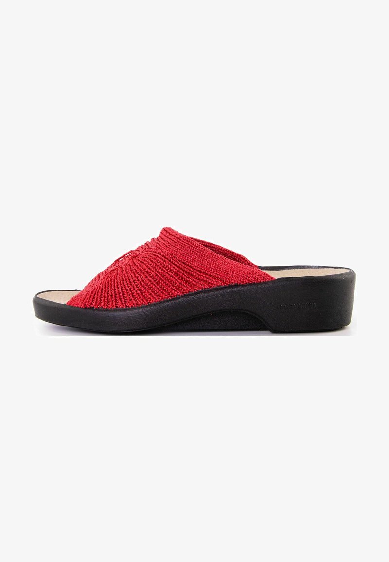 Rote gestrickte Rutsch-Sandalette mit strukturiertem Obermaterial und schwarzem Gummihighheel. Verfügt über ein breites, offenes Design und eine konturierte Fußbett für Komfort.