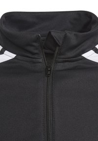 Schwarze Zip-Jacke mit hohem Kragen, ausgestattet mit weißen Streifen auf den Schultern, strukturiertem Stoff und frontalem Reißverschluss.