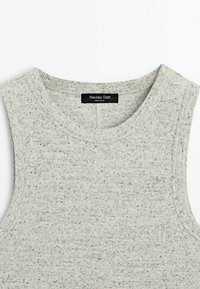 Hellgraues, geripptes, ärmelloses Strickoberteil mit schwarzem Markenschild "Massimo Dutti" am Rundhalsausschnitt, gesprenkelte Textur im gesamten Stoff.