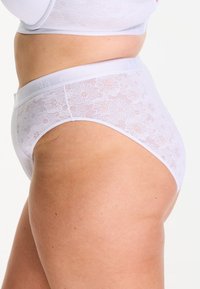 Vita spets högmidjade underkläder har blommotiv, en slät midjeband och en semi-genomskinlig textur, vilket ger en delikat design.