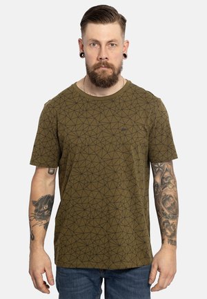 Olijfgroene T-shirt met een zwart geometrisch driehoekpatroon, ronde halslijn, korte mouwen en een losse pasvorm.