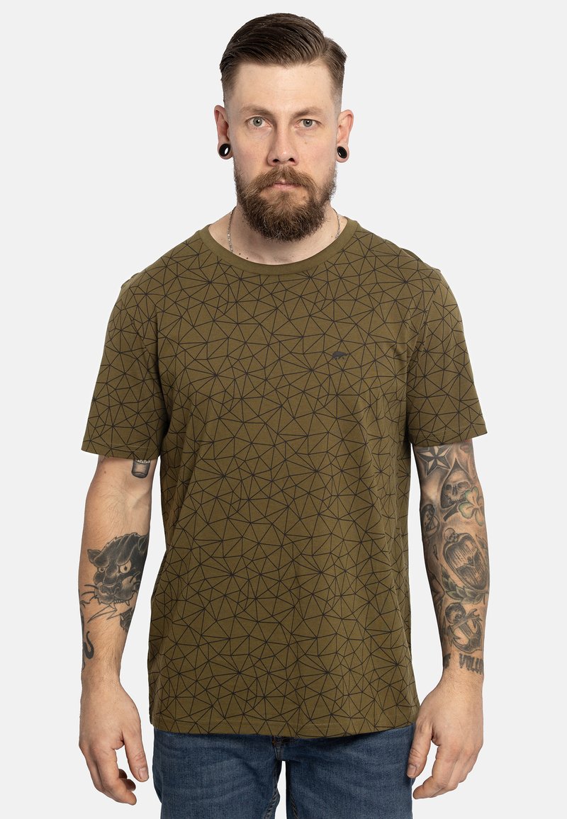 Olijfgroene T-shirt met een zwart geometrisch driehoekpatroon, ronde halslijn, korte mouwen en een losse pasvorm.