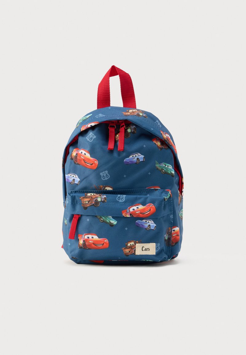 Sinine kangast seljakott punaste lukkude ja detailidega. Sellel on värvikas multikate autode trükk ja esiosas tasku sildiga.