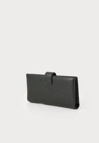 Portefeuille en cuir noir avec une texture lisse, de forme rectangulaire et une fermeture avec rabat à l'avant. Présente un design minimaliste sans matériel visible.