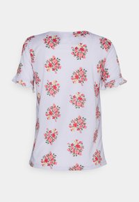 Camisa floral de manga curta em lavanda claro, com aglomerados de rosas cor-de-rosa e acentos amarelos. As mangas em babados acrescentam um detalhe texturizado.