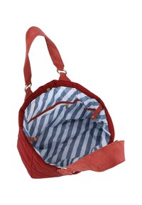 Bolso tote de ante rojo con una abertura grande, forrado en tela de rayas azules y blancas. Presenta un bolsillo con cremallera y acentos de hardware metálico.