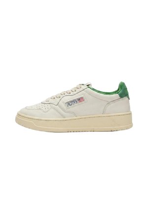 Sneaker bianca low-top con fodera interna verde, suola beige, punta traforata e patch laterale con logo e bandiera americana.