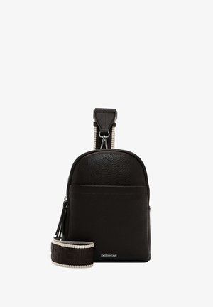 Sort lædertaske med en rund top, tekstureret overflade, frontlomme med lynlås og justerbar rem, der har et mønstret bånd og metalhardware.