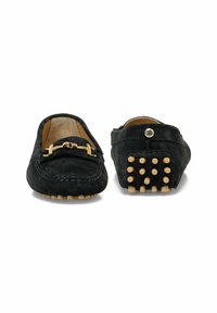 Sorte ruskinds loafers med dekorativt guldsmykke foran. Ydersålen har gummidutter for bedre greb. Blød indreforing.