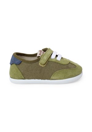 Olivgrüner Kindersneaker mit weißen elastischen Schnürsenkeln, einem Klettverschluss, blauem Fersenpatch und weißer Sohle, seitlich dargestellt.