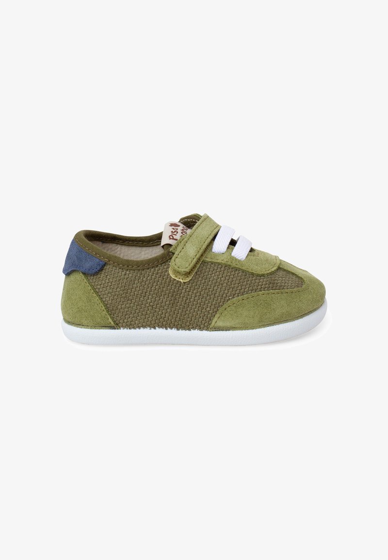 Baskets bébé vert olive avec lacets élastiques blancs, une bride velcro, un patch talon bleu et une semelle blanche, montrées de profil.