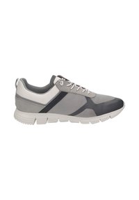 Baskets athlétiques gris clair et gris foncé avec lacets blancs, panneaux en mesh, et semelle blanche segmentée, vues de côté.