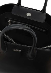Borsa a mano in pelle nera con texture liscia, manici doppi e finiture in argento. Presenta un compartimento con zip e una chiusura a scatto magnetico.