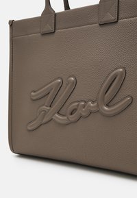 KARL LAGERFELD SKUARE TOTE GRAINY - Pirkinių krepšys - ash grey