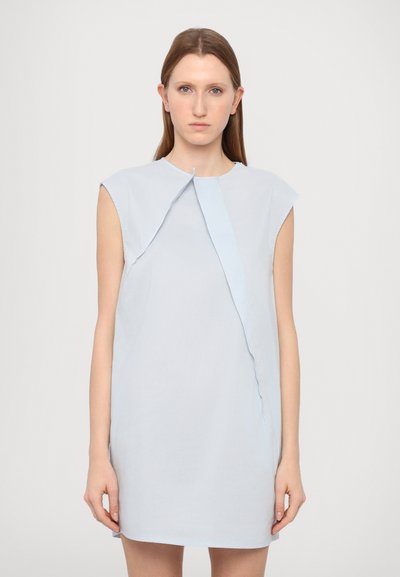 Robe courte bleu clair avec un col rond, des manches courtes et un détail asymétrique à l'avant. Texture lisse et design minimaliste.