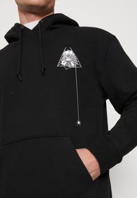 HUF TANGLED WEBS HOODIE - Sportinis megztinis - black