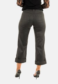 Pantalones de rayas grises con dobladillo, hechos de una tela texturizada. Presenta dos bolsillos traseros y una cintura estándar.