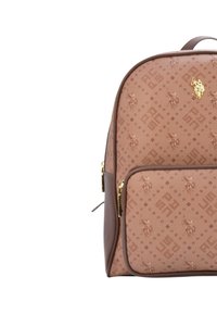 Zaino in poliestere marrone con accessori dorati, caratterizzato da un logo e un motivo di cavalli. Include una tasca frontale e una cerniera laterale.