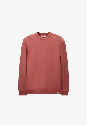 Sweatshirt rouge en tissu doux, avec un col rond, des manches longues et des poignets et un ourlet côtelés. Design minimaliste, sans motifs.